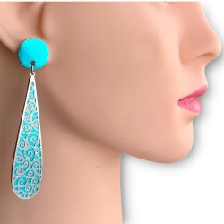 boucles d'oreilles en cuir bleu forme goutte portée