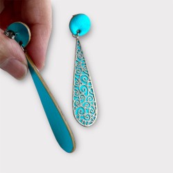 boucles d'oreilles longue goutte en cuir bleu vue de profil