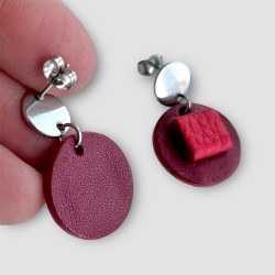 PETITES BOUCLES D'OREILLES EN CUIR ROUGE RONDES VUE DE DOS
