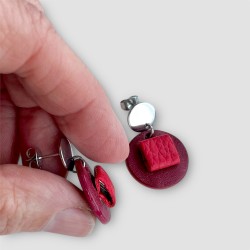 PETITES BOUCLES D'OREILLES EN CUIR RONDES EN CUIR ROUGE VUE DE PROFIL