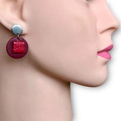 BOUCLES D'OREILLES EN CUIR ROUGES PORTÉES