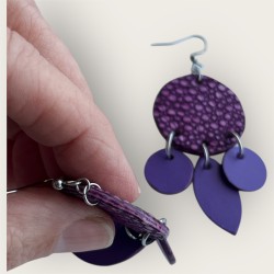 Boucles d'oreilles en cuir mauve élégantes vue de profil