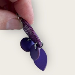 Boucles d'oreilles en cuir mauve modèle Asia vue de profil