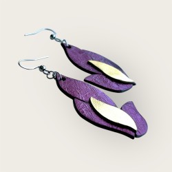 Boucles d'oreilles flamme en cuir rouge brique élégantes portées