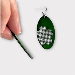 Boucles d'oreilles ovales Regine en cuir vert vue de profil