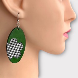 Boucles d'oreilles ovales Regine en cuir vert portées