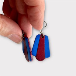 Boucles d'oreilles en cuir bleu et prune vue de profil