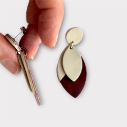 Boucles d'oreilles en cuir bicolore vue de profil