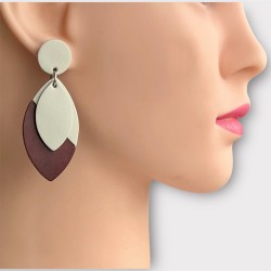 Boucles d'oreilles bicolore en cuir portées