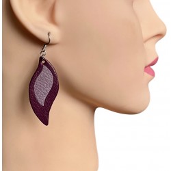 Boucles d'oreilles en cuir mauve portées