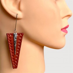 BOUCLES D'OREILLES EN CUIR EMBOSSÉES PORTÉES