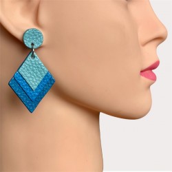 Boucles d'oreilles en cuir bleu portées