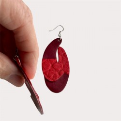 Boucles d'oreilles en cuir rouge modèle unique vue de profil