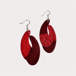 Boucles d'oreilles en cuir rouge vue de dos