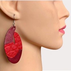 Boucles d'oreilles en cuir rouge portées