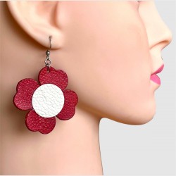 Boucles d'oreille en cuir rouge et beige en forme de fleur portées