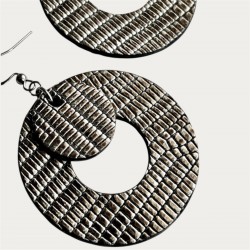 DETAIL BOUCLES D'OREILLES EN CUIR ARGENTÉ