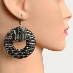 BOUCLES D'OREILLES EN CUIR ARGNETÉ PORTÉES
