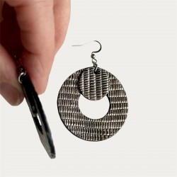 BOUCLES D'OREILLES EN CUIR ARGENTÉ VUE DE PROFIL