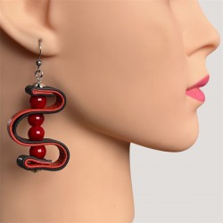 Boucles d'oreilles noir et rouge en spirales portées