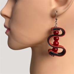 Boucles d'oreilles en cuir rouge et noir en spirales portées