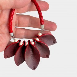 Collier en cuir rouge et bordeaux vue sur une main