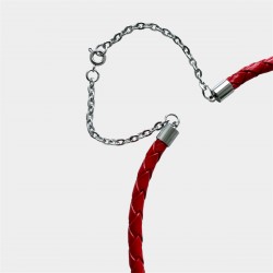 GROS PLAN SUR FERMOIR DU COLLIER EN CUIR ROUGE ET BORDEAUX