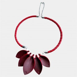 Collier en cuir rouge et bordeaux fait main en Corrèze à Juillac