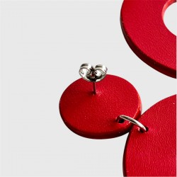 Gros plan sur les crochets des créoles  en cuir rouge