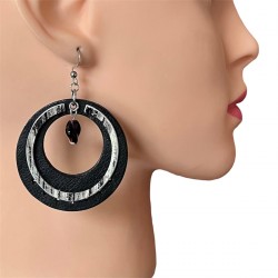 Boucles d'oreilles créoles en cuir CHANTAL noir et blanc portées par un mannequin