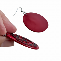 Boucles d'oreilles ovales en cuir rouge vue de profil