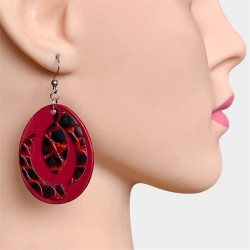 Boucles d'oreilles ovales en cuir rouge portées