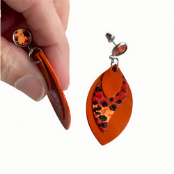 Boucles d'oreilles en cuir orange vue de profil