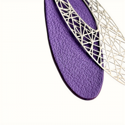 Vue sur la texture du cuir de la grande créole mauve