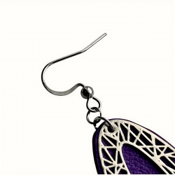 Zoom sur le crochet de la grande créole mauve