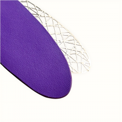 Zoom sur la texture arrière du cuir de la grande créole mauve