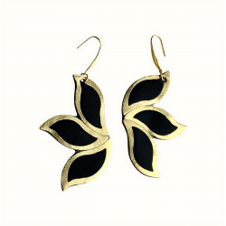 Boucles d'oreilles pétales en cuir noir et doré créés en Corrèze à Juillac