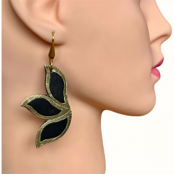 Boucles d'oreilles pétales en cuir noir et doré portées