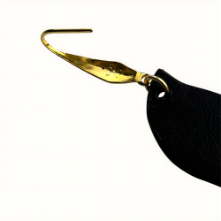 Gros plan sur crochet doré en acier inoxydable 316