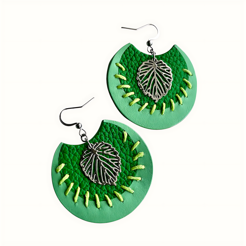 Boucles d'oreilles en cuir vert avec broderie faite à la main