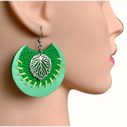 Boucles d'oreilles en cuir vert portées