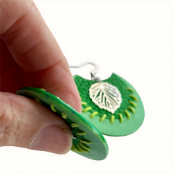 Boucles d'oreilles en cuir vert vue de profil