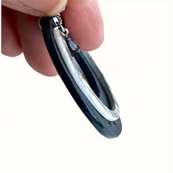 Créoles en cuir noir et blanc vue de profil