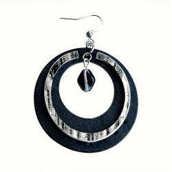 gros plan sur créole en cuir noir et blanc en cuir