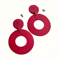 Grandes créoles en cuir rouge vue de dos