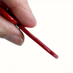 Grandes créoles en cuir rouge vue de profil