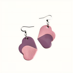Boucles d'oreilles en cuir rose et mauve inversées sur chaque boucle