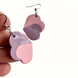 Boucles d'oreilles en cuir rose et mauve vue de côté