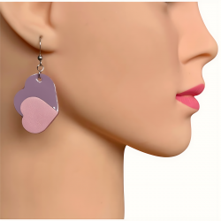 Boucles d'oreilles en cuir rose et mauve portées