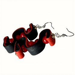 Boucles d'oreilles en spirales en cuir noir et rouge vue de profil